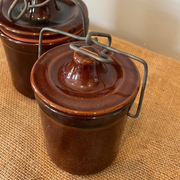 Chocolate brown lidded crocks /canisters set of 2 vintage - Picture 2 of 2